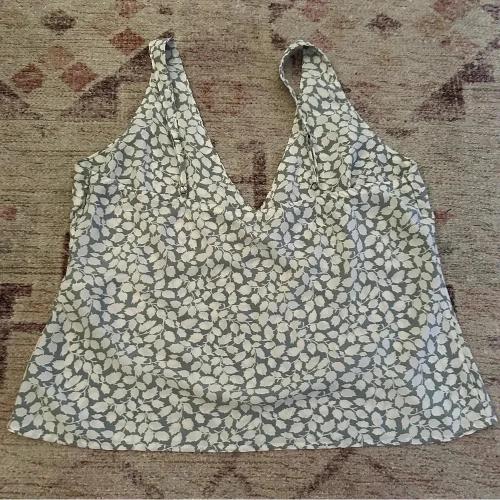 Abercrombie and Fitch •White and blue leaf print tank top size medium - Picture 6 of 12